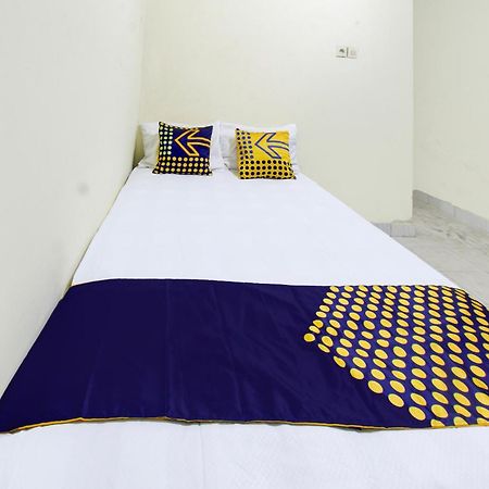 Oyo Life 93284 Kos Cendana Raya Hotel Матарам Екстериор снимка