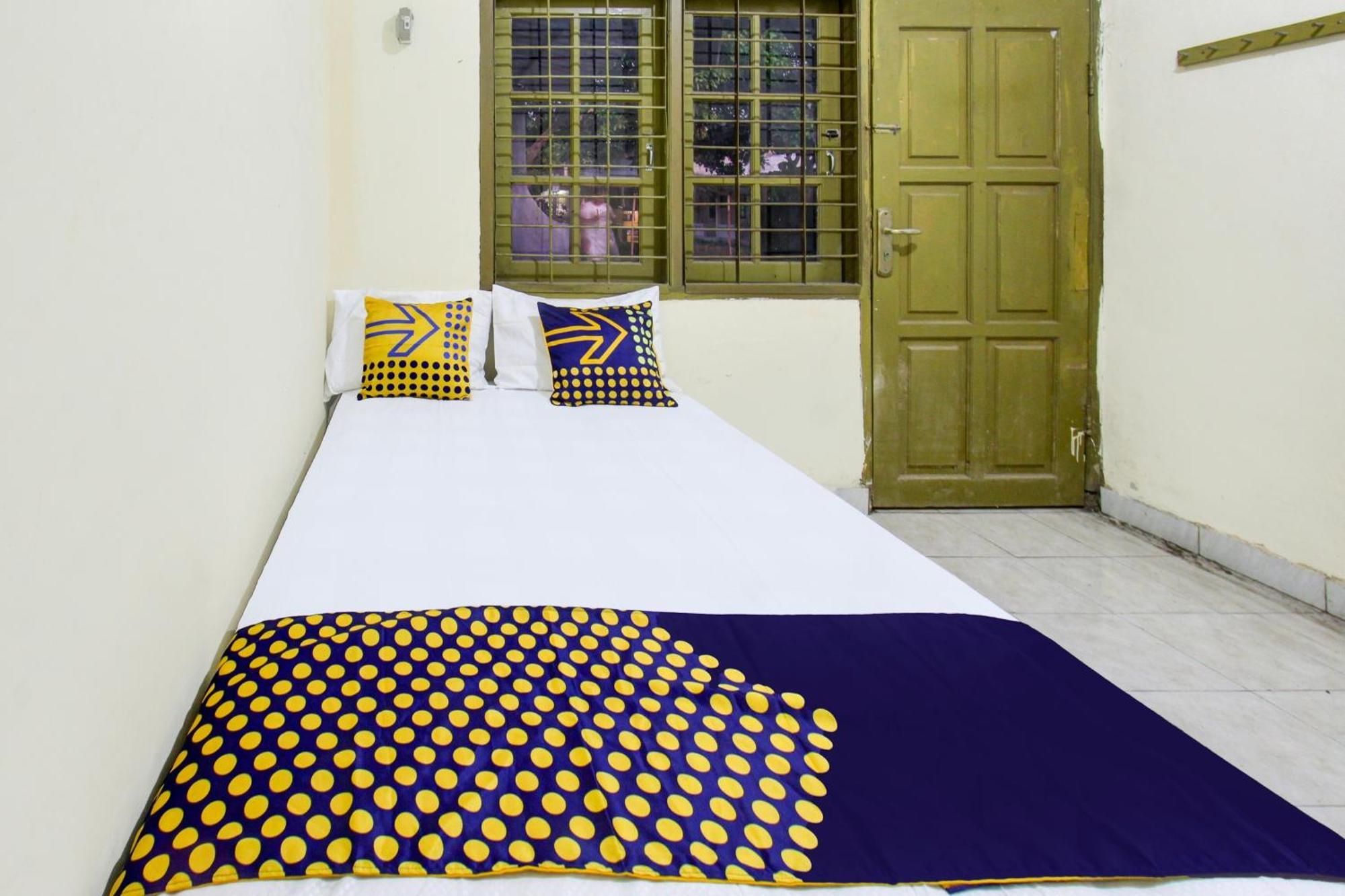 Oyo Life 93284 Kos Cendana Raya Hotel Матарам Екстериор снимка