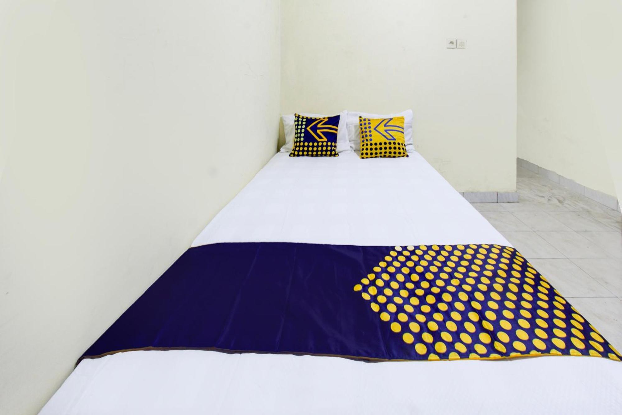 Oyo Life 93284 Kos Cendana Raya Hotel Матарам Екстериор снимка