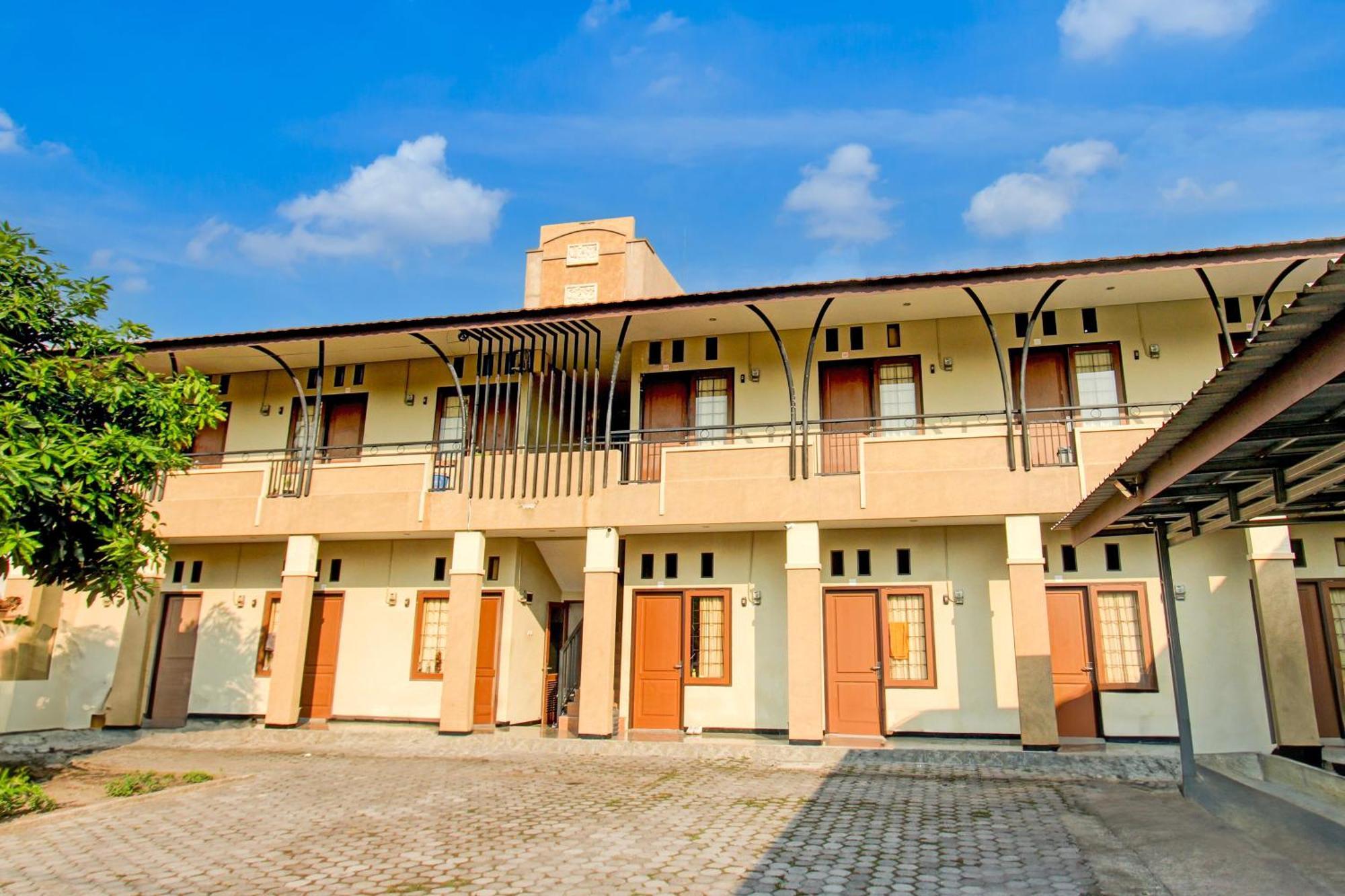 Oyo Life 93284 Kos Cendana Raya Hotel Матарам Екстериор снимка